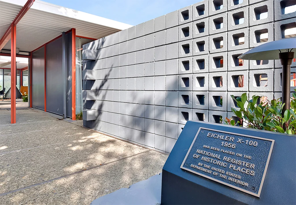 The National Register of Historic Places plaque mounted at the Eichler X-100 in San Mateo.